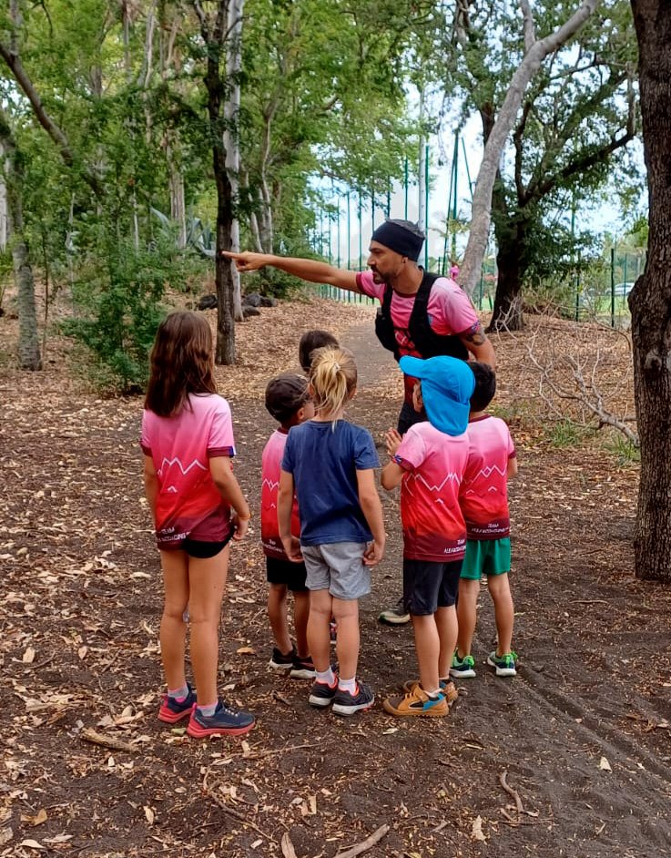 Le coach donnant des consignes aux enfants avant une séance de trail