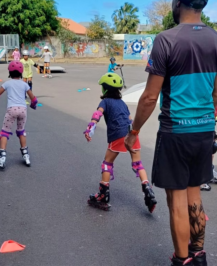 Les enfants et leur coach au sein de l'association Sport&Vous974