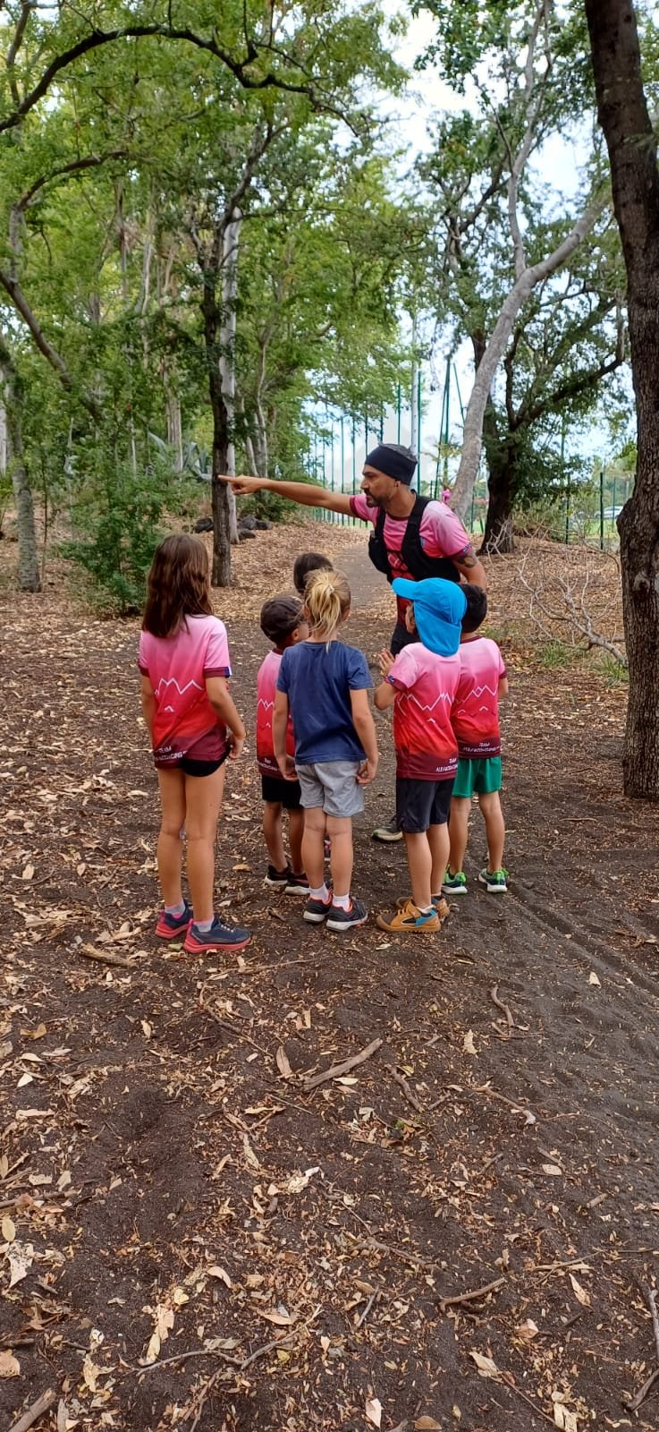 Le coach donnant des consignes aux enfants au skatepark