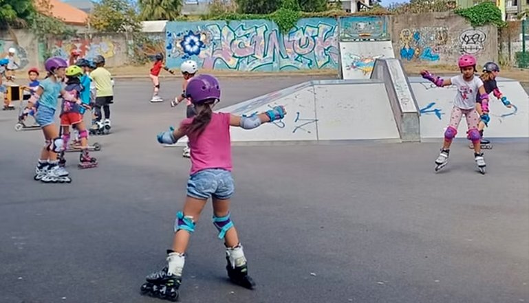 Séance de roller et trottinette au skatepark de l'Étang-Salé