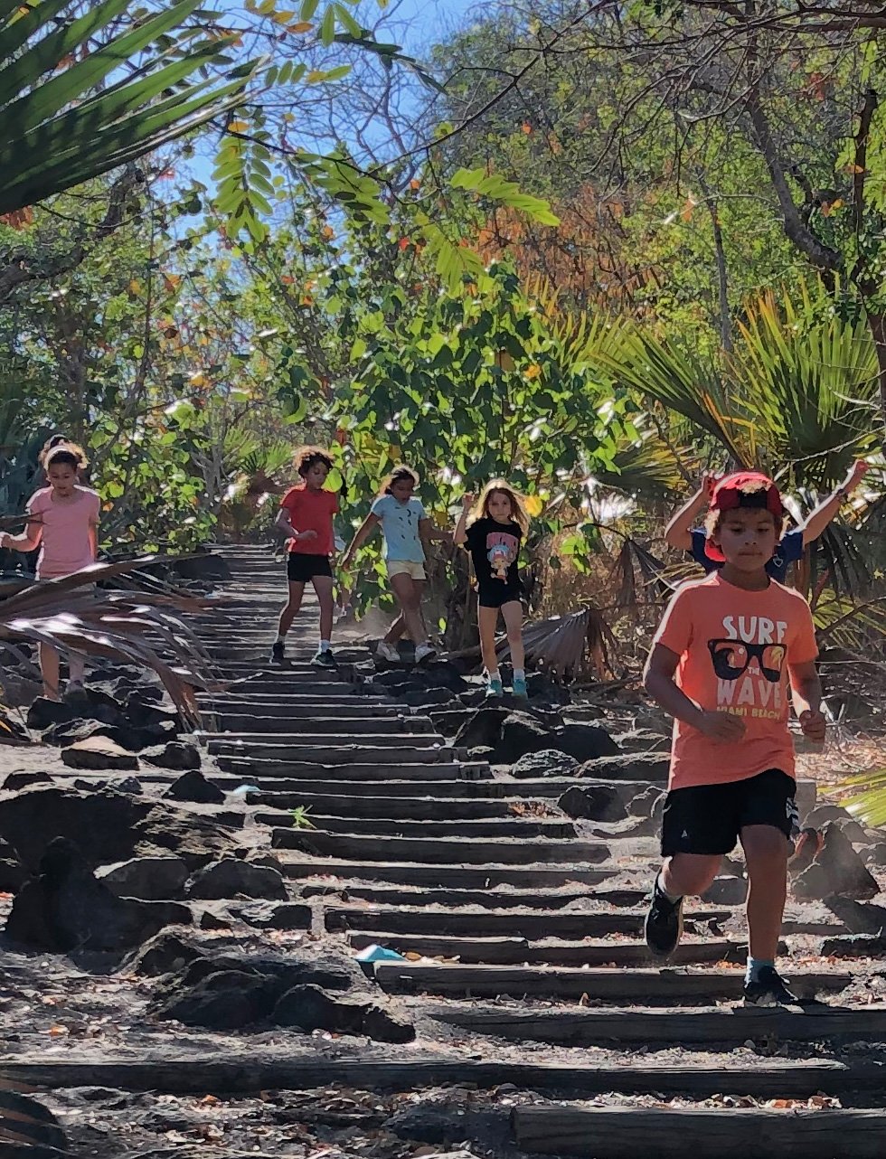 Enfant courant sur un sentier pendant une séance de Kids Trail
