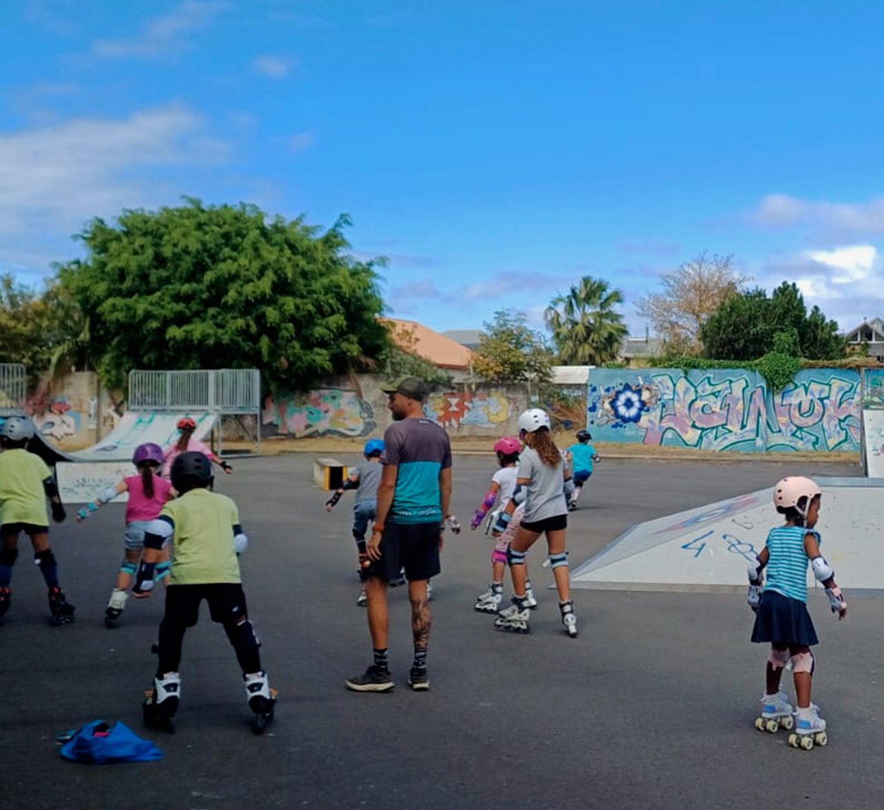 Enfant participant à une activité de roller pendant Mercredi Sport