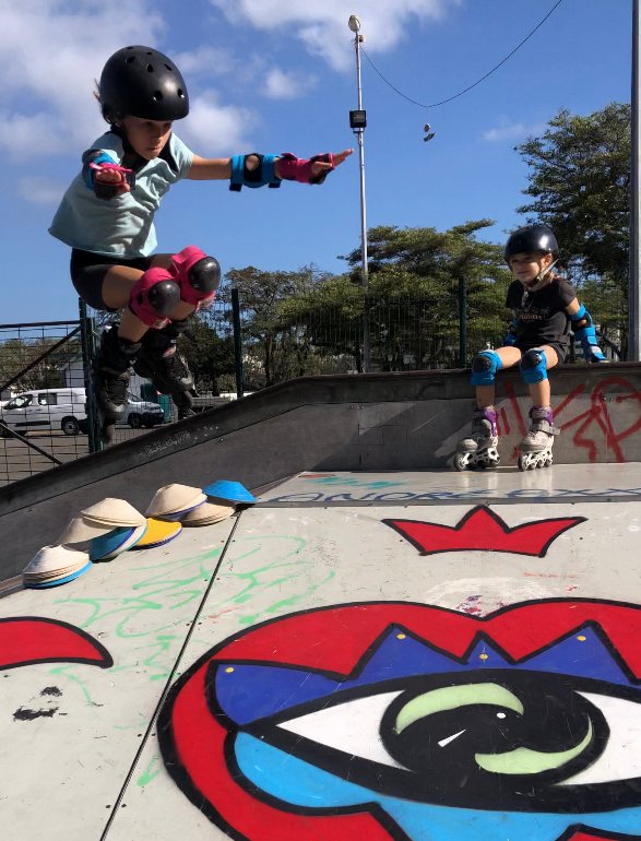 Enfant évoluant en roller sur un module du skatepark