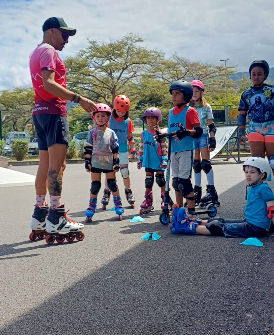 Le coach encadrant les enfants pendant Mercredi Sport