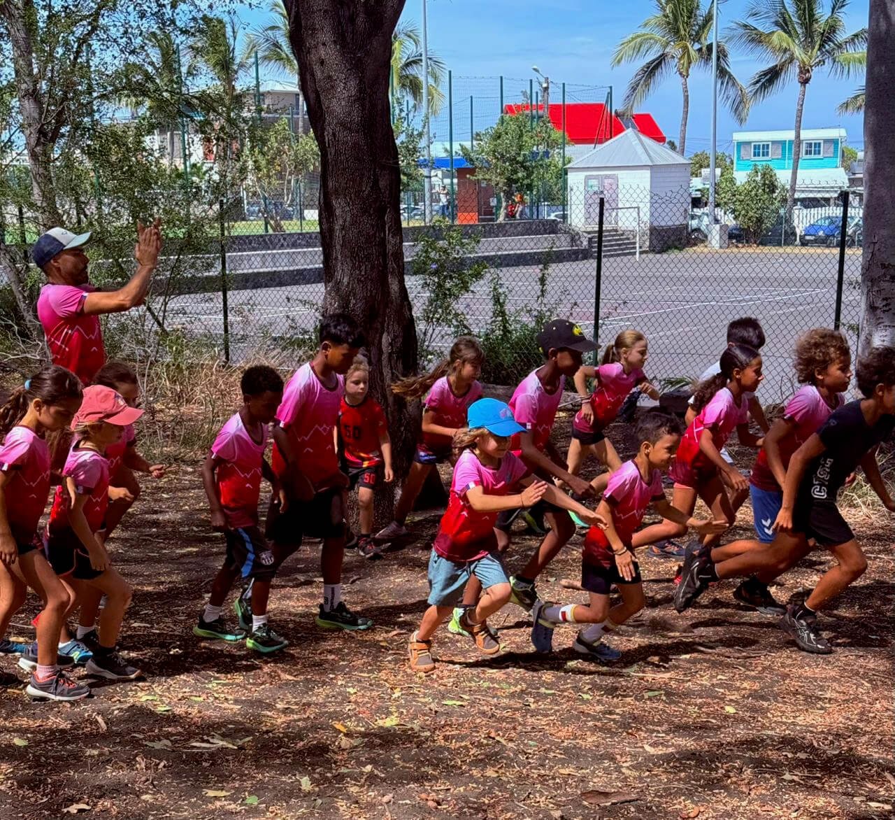 Enfants participant à une activité sportive avec Sport&Vous974