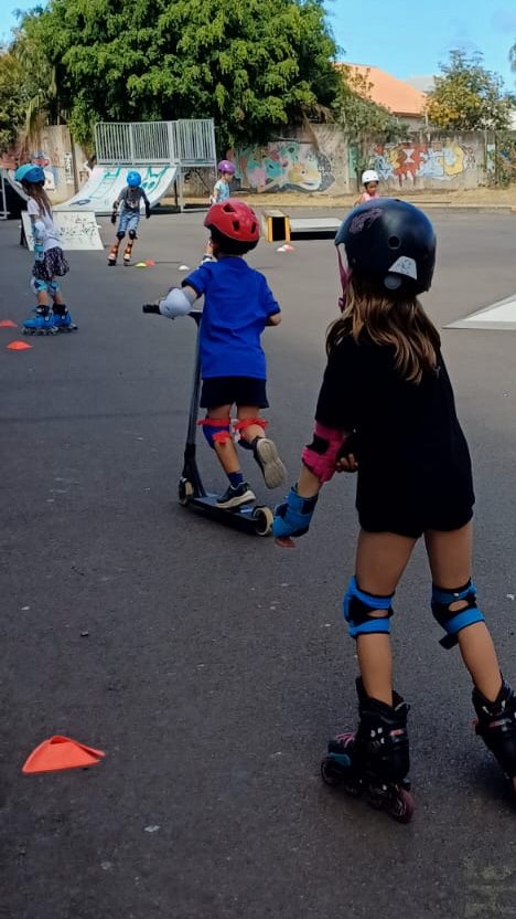 Enfant participant à une séance de trottinette