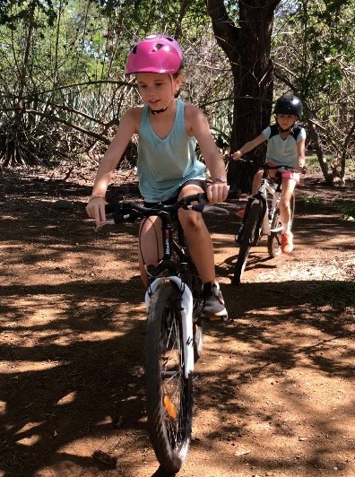 Enfants en VTT pendant un stage multisports à L'Étang-Salé