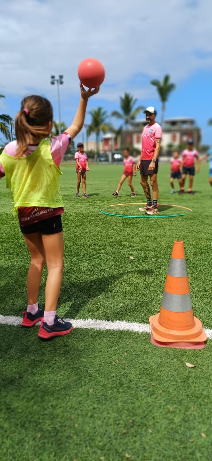 Jeux collectifs entre enfants pendant le stage